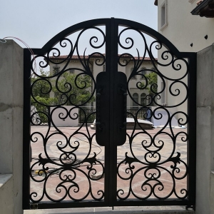 Wrought Iron Gate China Driveway Swing Door Pure Hands Fluorocarbon Paints 30 Year No Fade Peeling HC-G42
